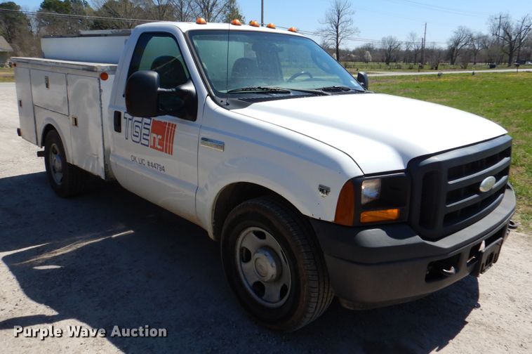 image for item DK5582 2006 Ford F350 Super Duty XL  utility bed pickup truck