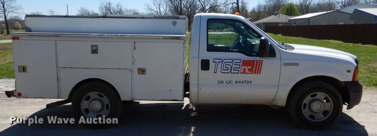 image for item DK5582 2006 Ford F350 Super Duty XL  utility bed pickup truck