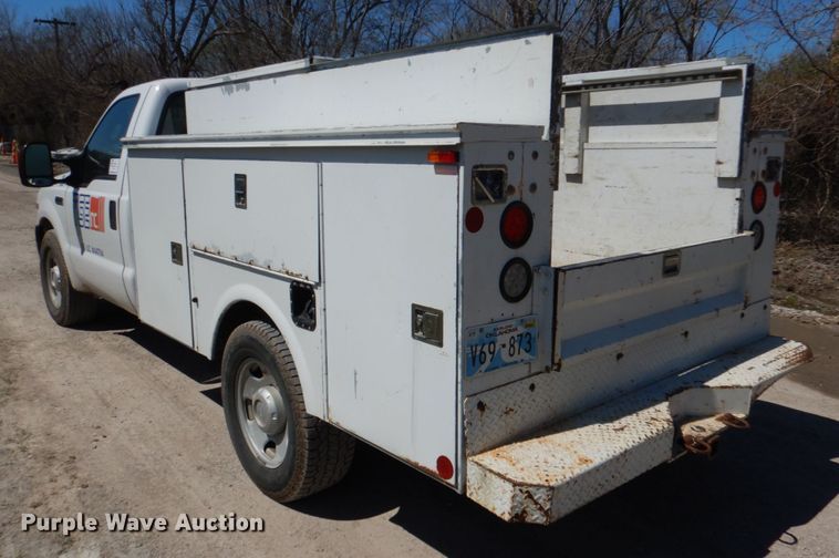 image for item DK5582 2006 Ford F350 Super Duty XL  utility bed pickup truck