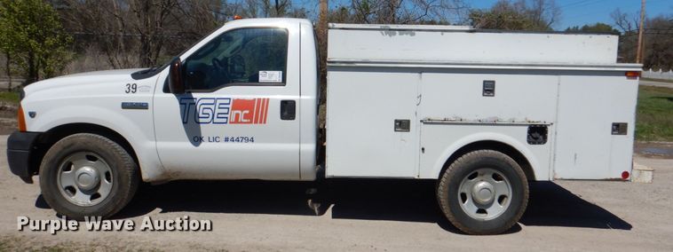 image for item DK5582 2006 Ford F350 Super Duty XL  utility bed pickup truck