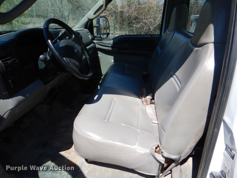 image for item DK5582 2006 Ford F350 Super Duty XL  utility bed pickup truck