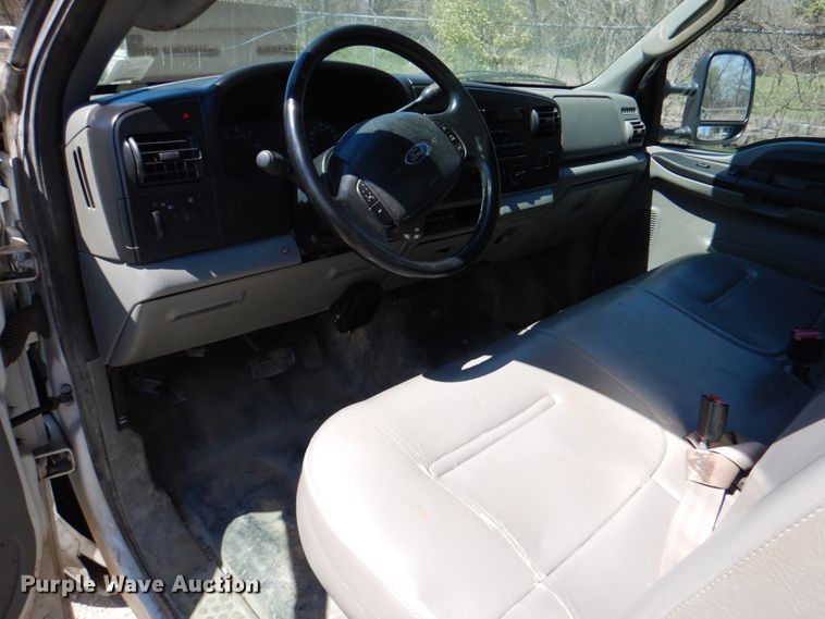 image for item DK5582 2006 Ford F350 Super Duty XL  utility bed pickup truck