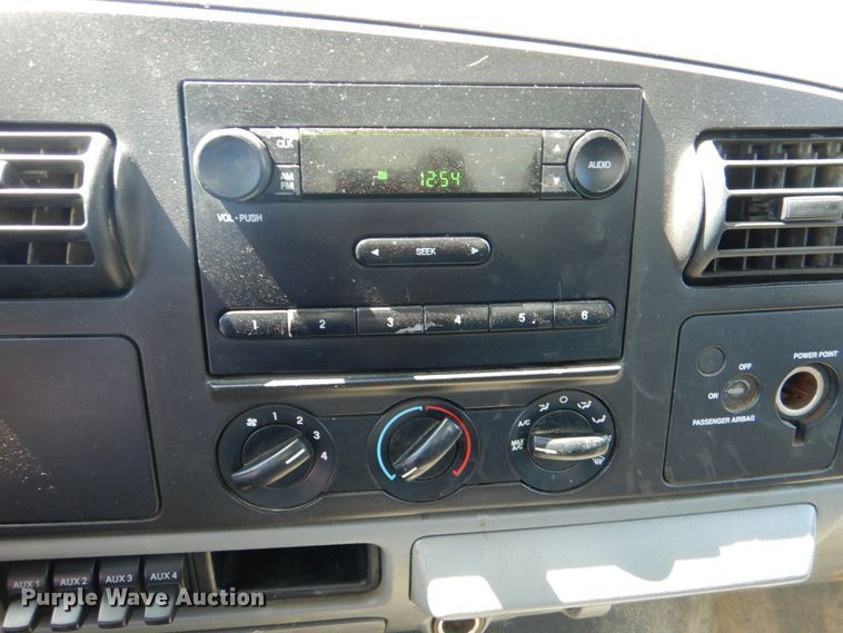 image for item DK5582 2006 Ford F350 Super Duty XL  utility bed pickup truck