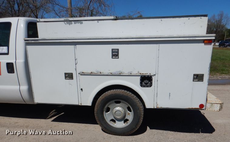 image for item DK5582 2006 Ford F350 Super Duty XL  utility bed pickup truck