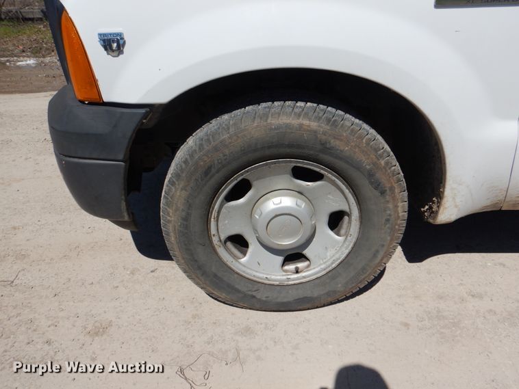 image for item DK5582 2006 Ford F350 Super Duty XL  utility bed pickup truck