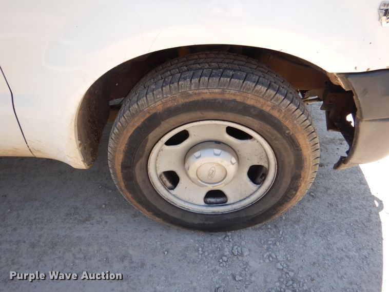 image for item DK5582 2006 Ford F350 Super Duty XL  utility bed pickup truck