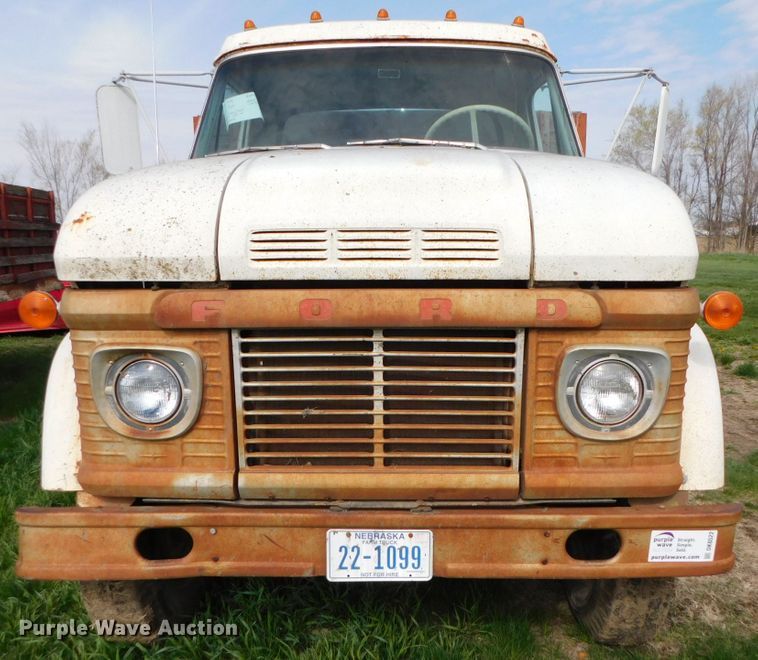 image for item DK8522 1966 Ford 600  flatbed truck
