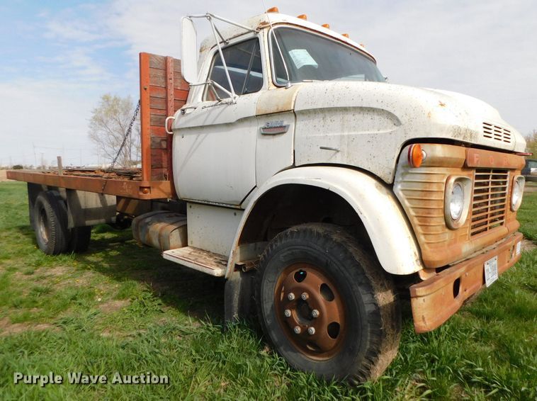 image for item DK8522 1966 Ford 600  flatbed truck