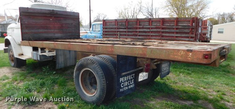 image for item DK8522 1966 Ford 600  flatbed truck