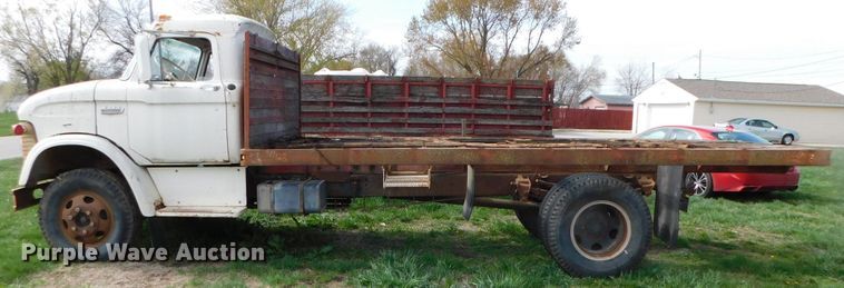 image for item DK8522 1966 Ford 600  flatbed truck
