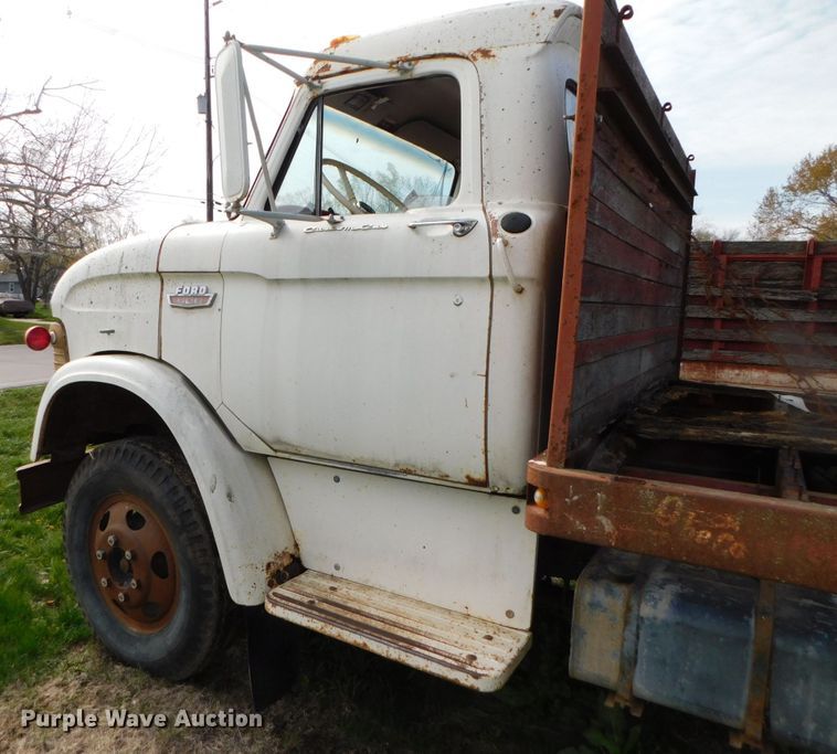 image for item DK8522 1966 Ford 600  flatbed truck