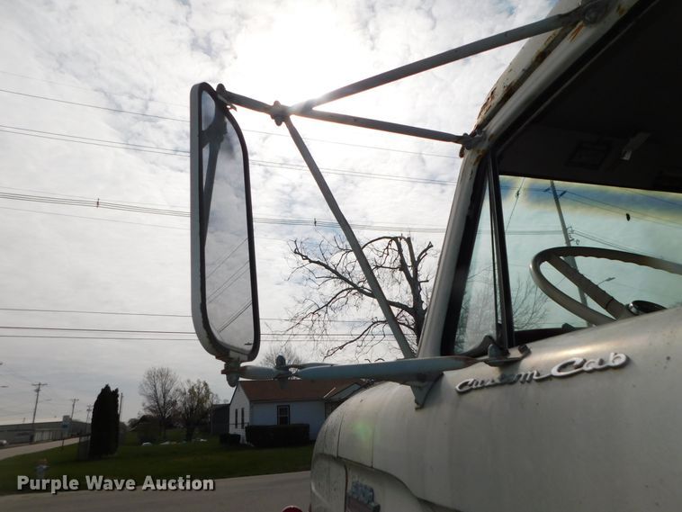 image for item DK8522 1966 Ford 600  flatbed truck