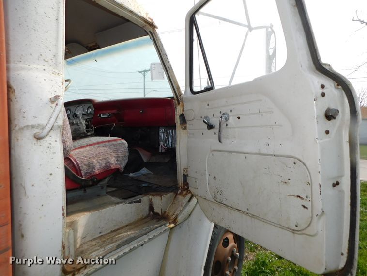 image for item DK8522 1966 Ford 600  flatbed truck