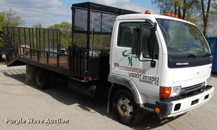 image for item DL2992 2004 Nissan UD1400  flatbed truck