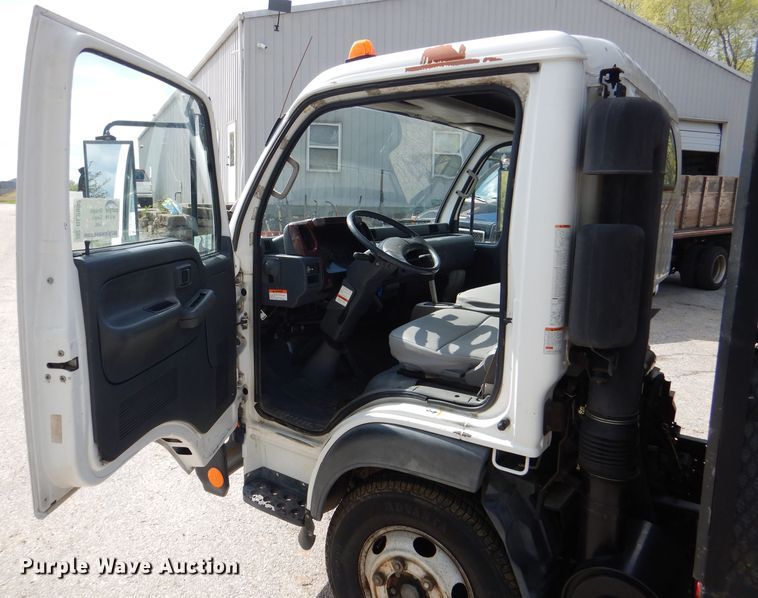 image for item DL2992 2004 Nissan UD1400  flatbed truck