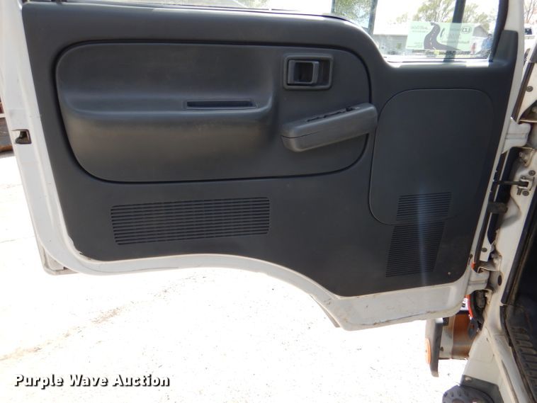 image for item DL2992 2004 Nissan UD1400  flatbed truck