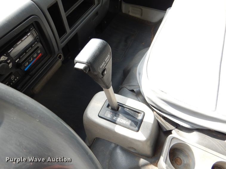 image for item DL2992 2004 Nissan UD1400  flatbed truck