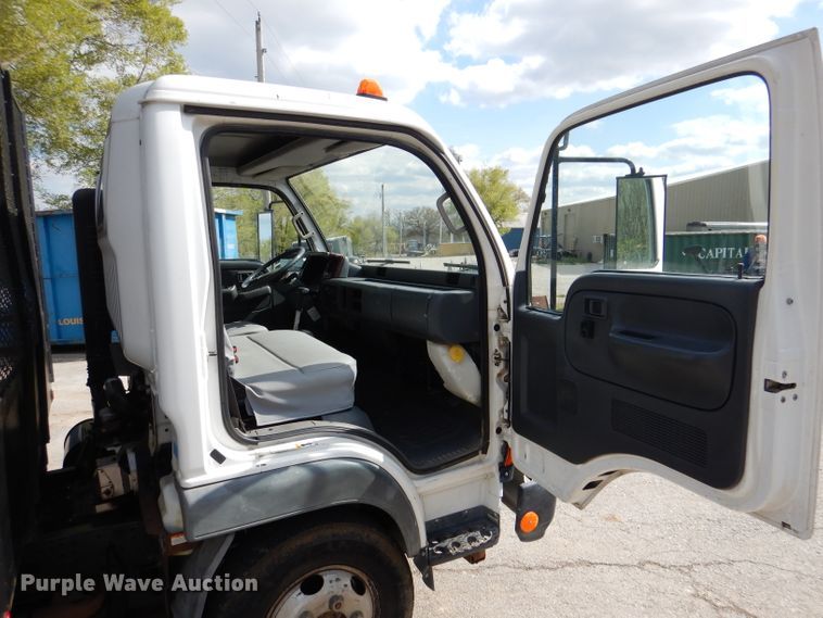 image for item DL2992 2004 Nissan UD1400  flatbed truck