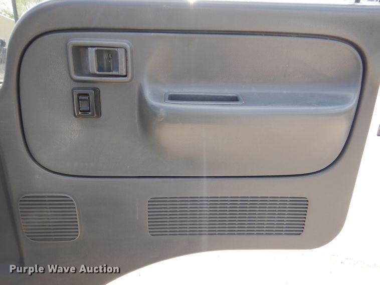 image for item DL2992 2004 Nissan UD1400  flatbed truck