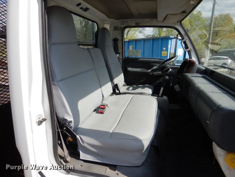 image for item DL2992 2004 Nissan UD1400  flatbed truck