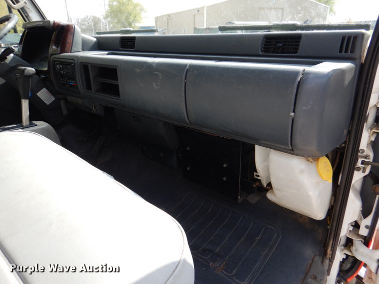 image for item DL2992 2004 Nissan UD1400  flatbed truck