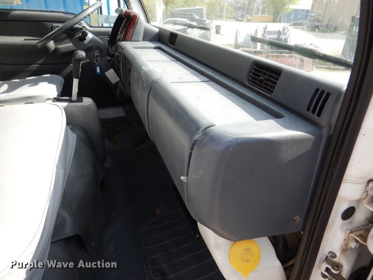 image for item DL2992 2004 Nissan UD1400  flatbed truck