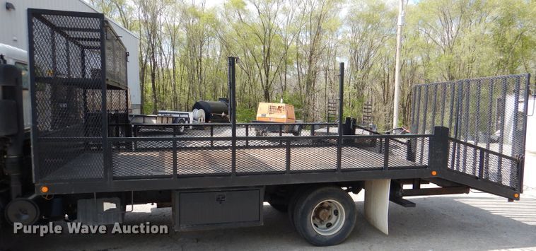 image for item DL2992 2004 Nissan UD1400  flatbed truck