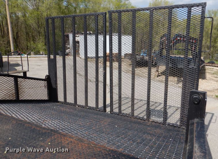 image for item DL2992 2004 Nissan UD1400  flatbed truck