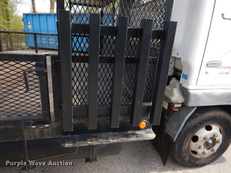 image for item DL2992 2004 Nissan UD1400  flatbed truck