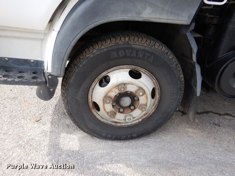 image for item DL2992 2004 Nissan UD1400  flatbed truck