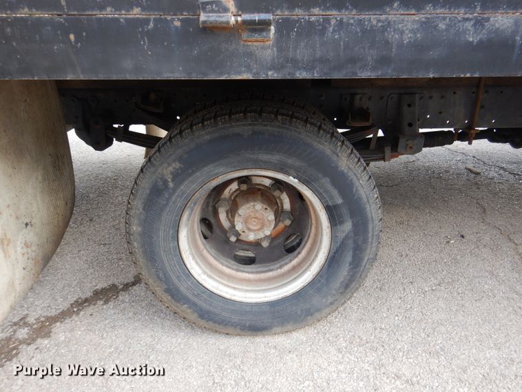 image for item DL2992 2004 Nissan UD1400  flatbed truck