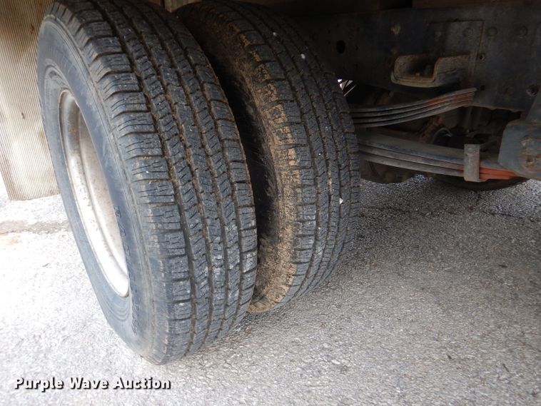 image for item DL2992 2004 Nissan UD1400  flatbed truck