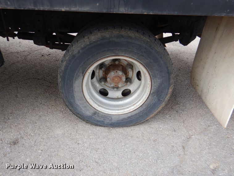 image for item DL2992 2004 Nissan UD1400  flatbed truck