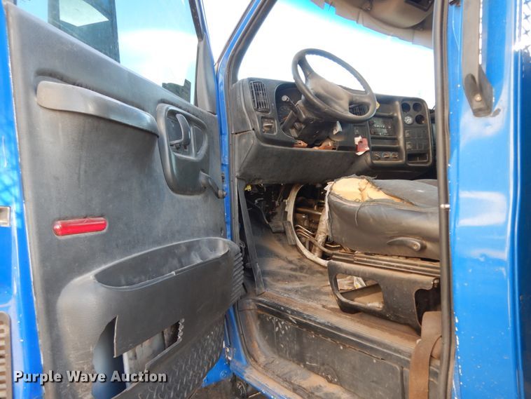 image for item DM2911 2005 Isuzu FTR  flat bed truck