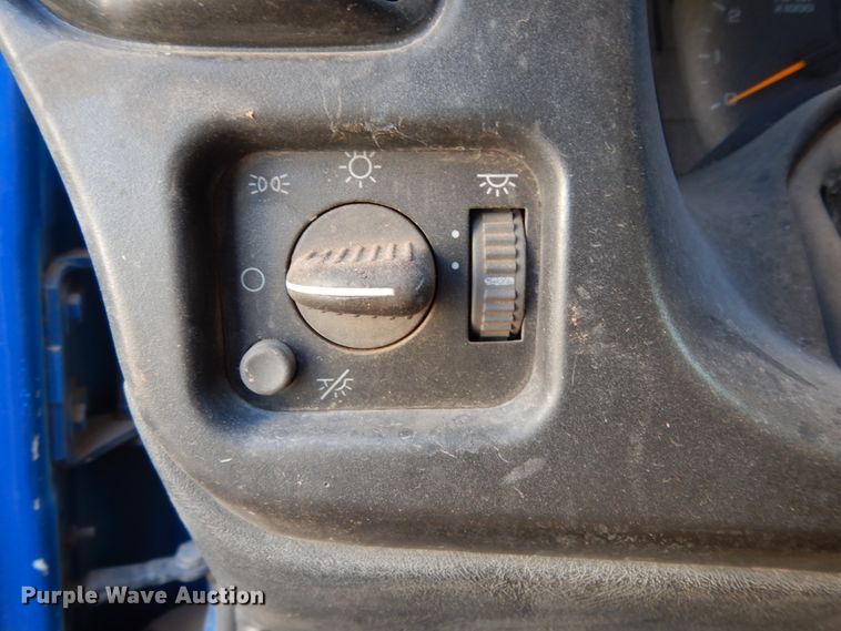 image for item DM2911 2005 Isuzu FTR  flat bed truck