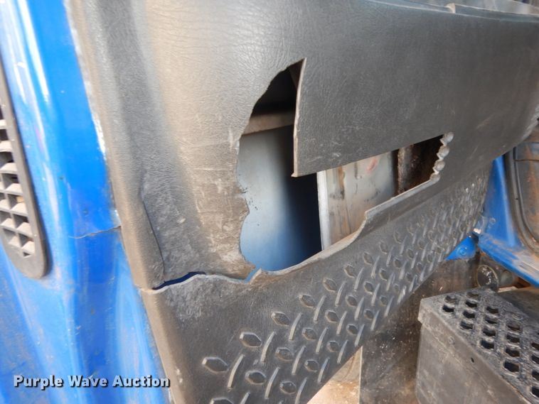 image for item DM2911 2005 Isuzu FTR  flat bed truck