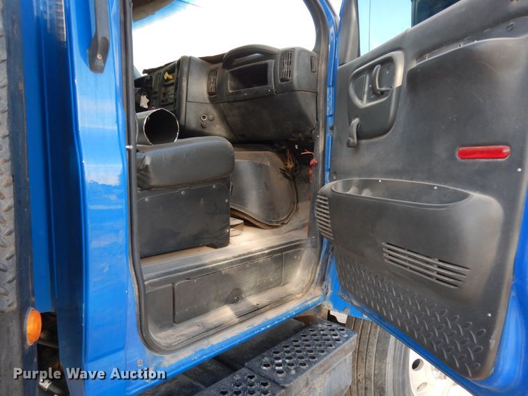 image for item DM2911 2005 Isuzu FTR  flat bed truck