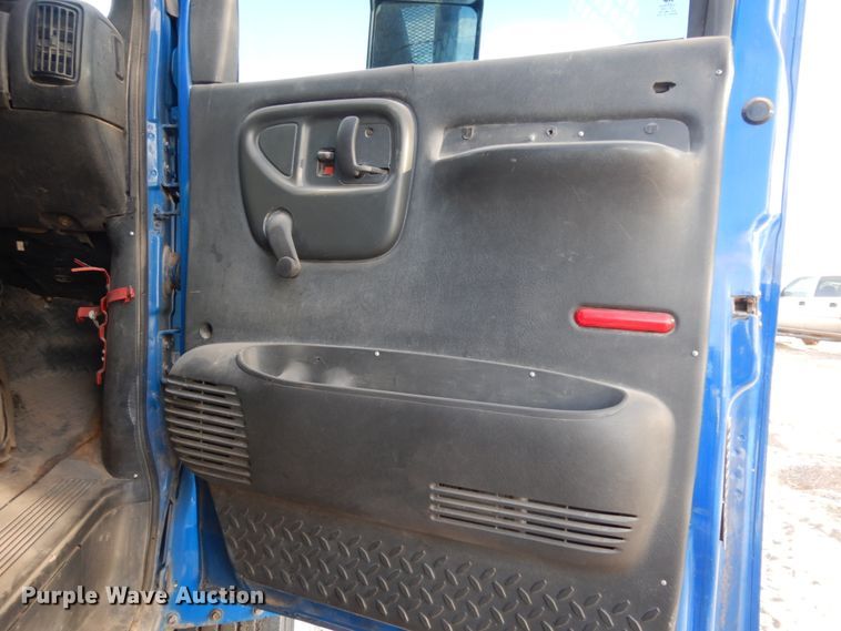 image for item DM2911 2005 Isuzu FTR  flat bed truck