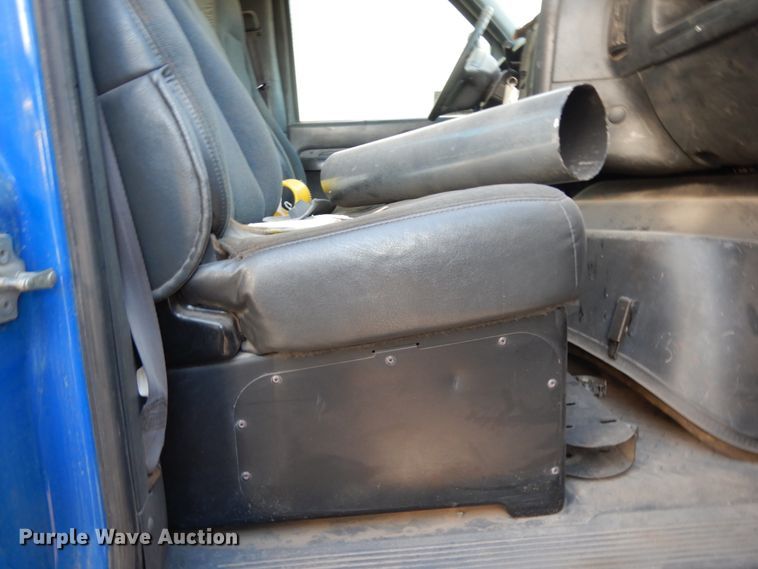 image for item DM2911 2005 Isuzu FTR  flat bed truck