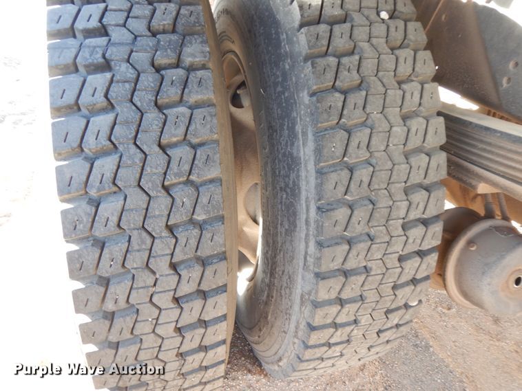 image for item DM2911 2005 Isuzu FTR  flat bed truck