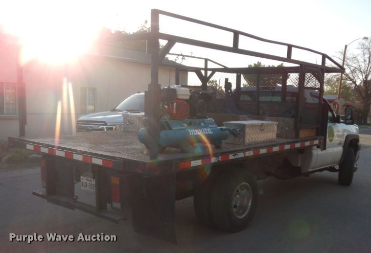 image for item DM2912 2005 Chevrolet 3500HD  flatbed pickup truck
