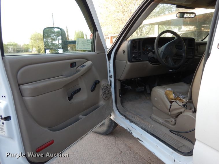 image for item DM2912 2005 Chevrolet 3500HD  flatbed pickup truck