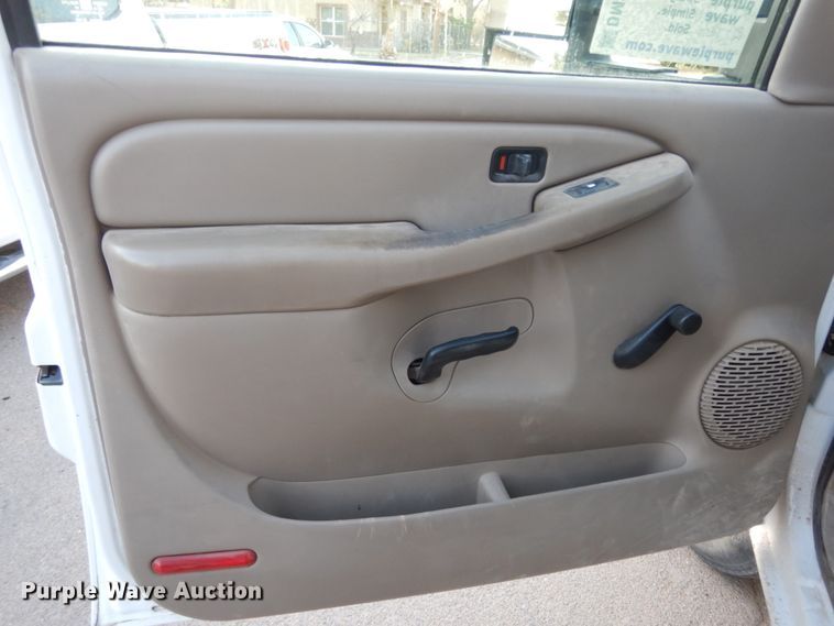 image for item DM2912 2005 Chevrolet 3500HD  flatbed pickup truck