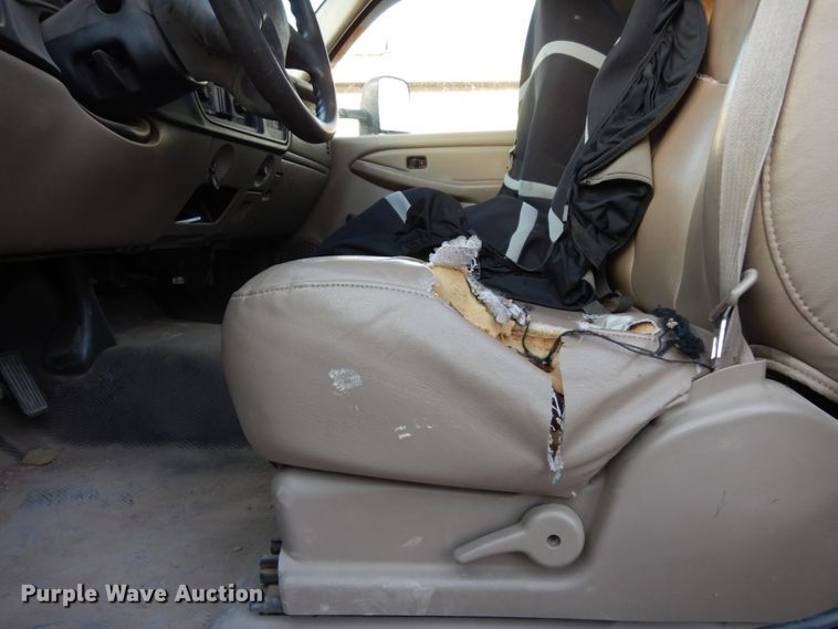 image for item DM2912 2005 Chevrolet 3500HD  flatbed pickup truck