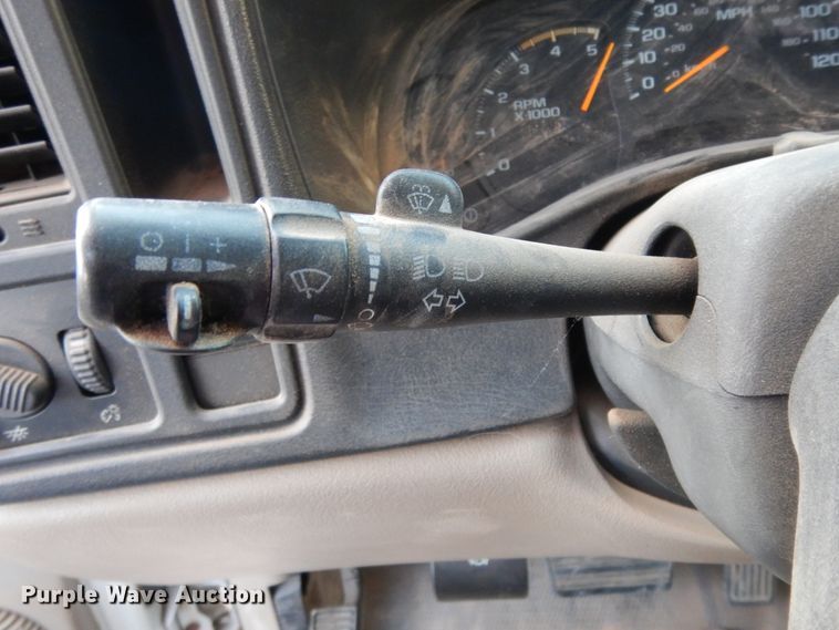 image for item DM2912 2005 Chevrolet 3500HD  flatbed pickup truck