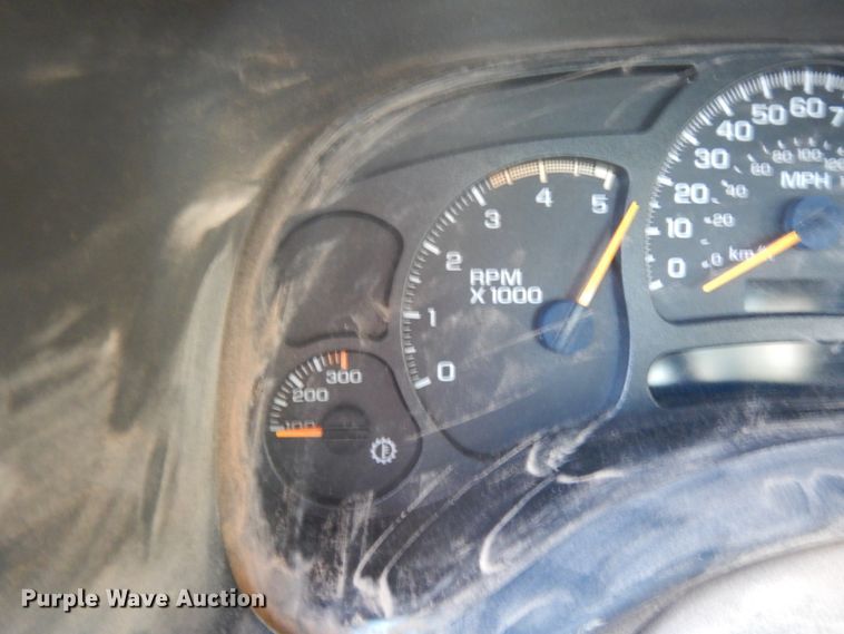 image for item DM2912 2005 Chevrolet 3500HD  flatbed pickup truck