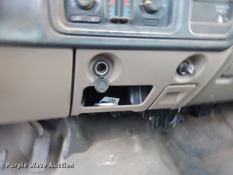 image for item DM2912 2005 Chevrolet 3500HD  flatbed pickup truck