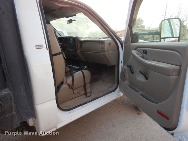 image for item DM2912 2005 Chevrolet 3500HD  flatbed pickup truck