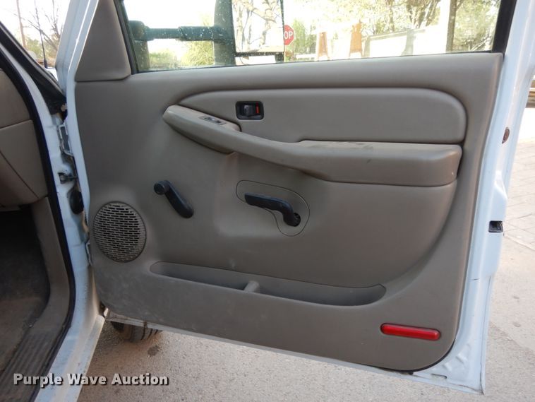 image for item DM2912 2005 Chevrolet 3500HD  flatbed pickup truck