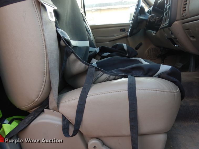 image for item DM2912 2005 Chevrolet 3500HD  flatbed pickup truck